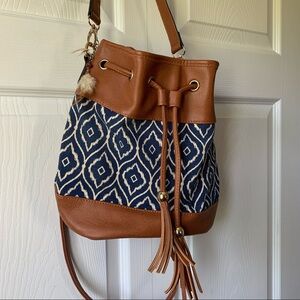 Cross body bucket hand bag